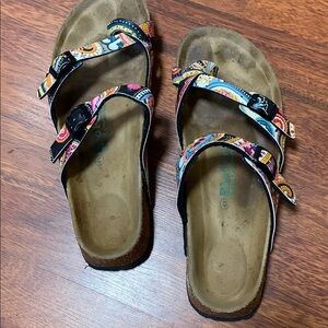 Black and Pink Sandals with Wide Straps and Adjustable Buckles